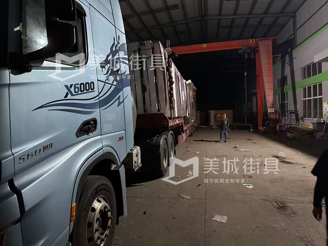 江蘇美城街具為新疆定制公交候車亭第五車發(fā)貨案例